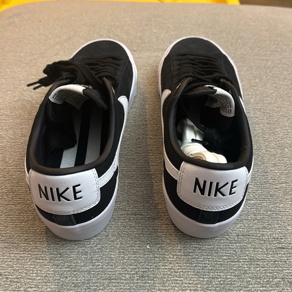 Nike SB Zoom Blazer Low Pro GT-
Mens-size 10
Women’s-11.5 - Picture 3 of 5